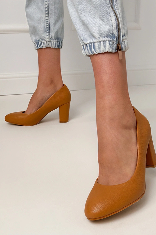 Braune klassische Sandalen mit Absatz...