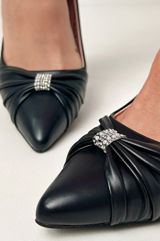 Zwarte klassieke sandalen op een... Zwarte klassieke sandalen op een...