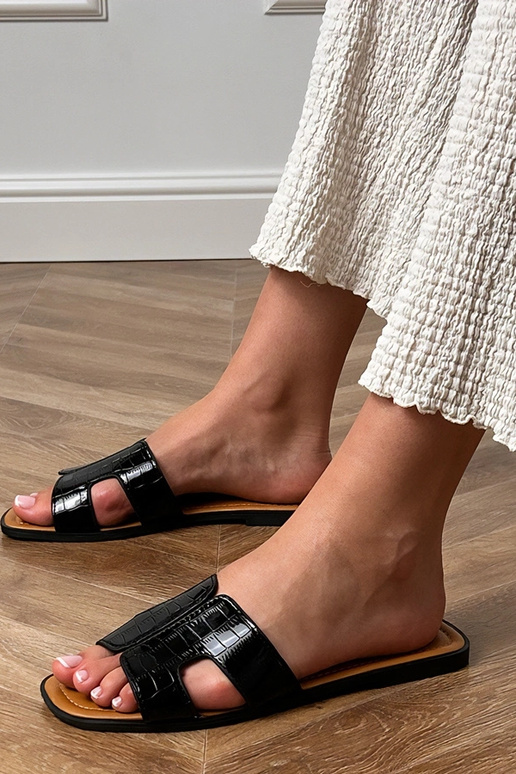 Zwarte slippers op vlakke zool met... Zwarte slippers op vlakke zool met...