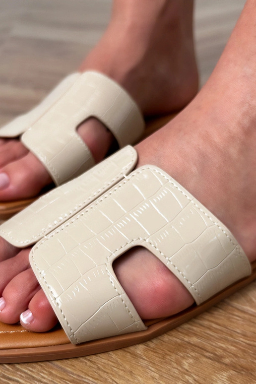 Tongs sable à semelle plate avec... Tongs sable à semelle plate avec...