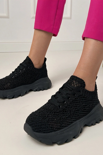 Baskets noires ajourées sur...