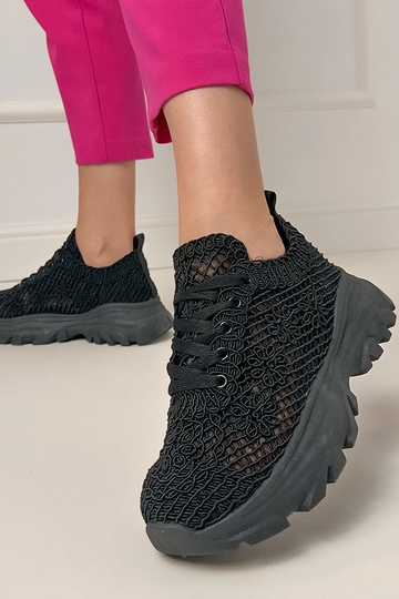 Zwarte gehaakte sneakers op... 2