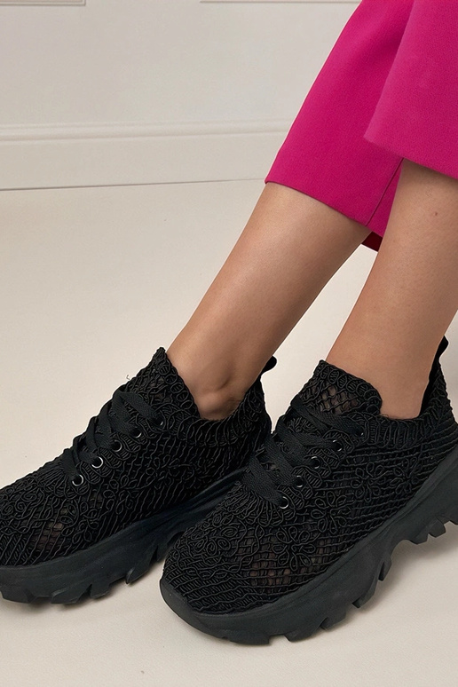 Baskets noires ajourées sur...