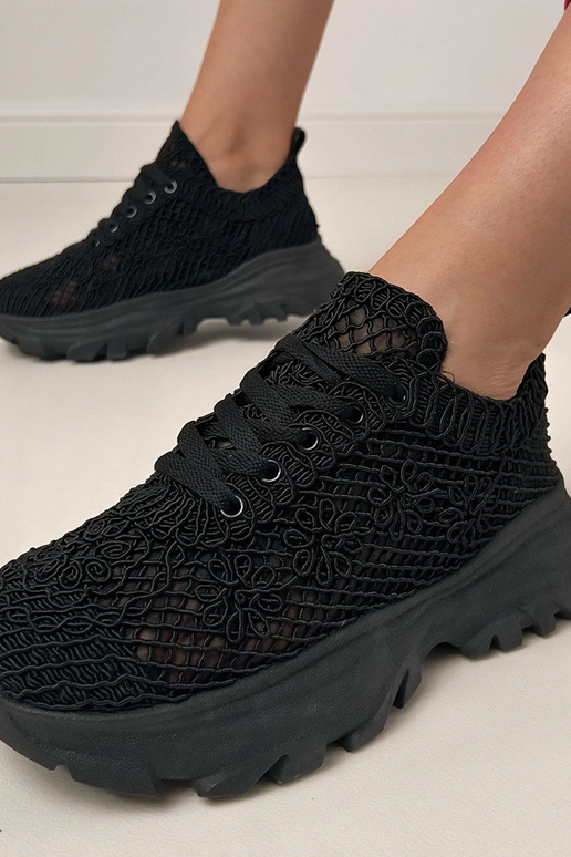 Zwarte gehaakte sneakers op een...