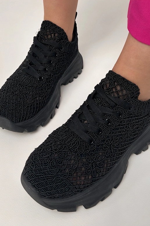 Baskets noires ajourées sur...