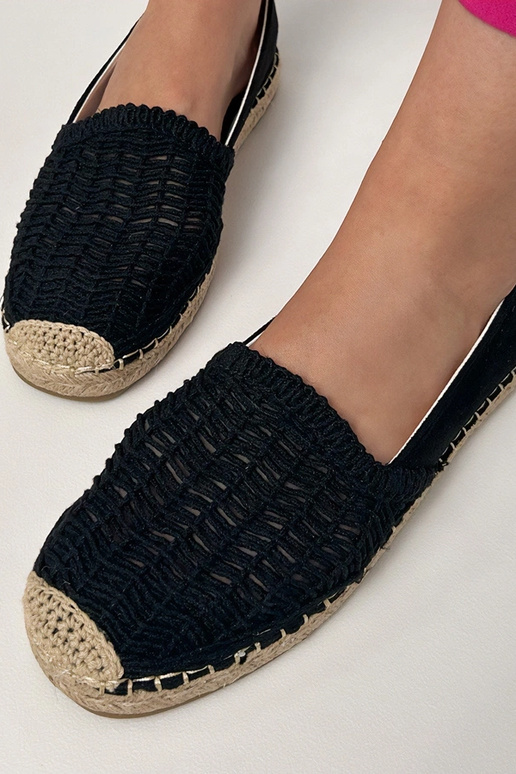 Espadrilles noires ajourées sur... Espadrilles noires ajourées sur...