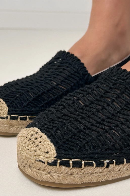 Espadrilles noires ajourées sur... Espadrilles noires ajourées sur...