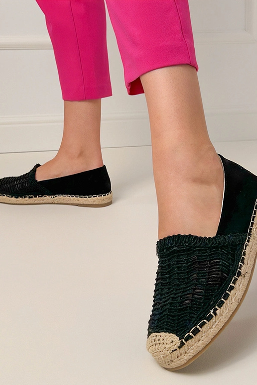 Espadrilles noires ajourées sur... Espadrilles noires ajourées sur...