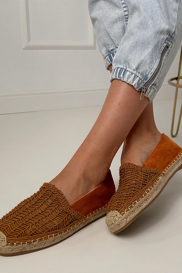 Bruine gehaakte espadrilles op een platform Plevis 2