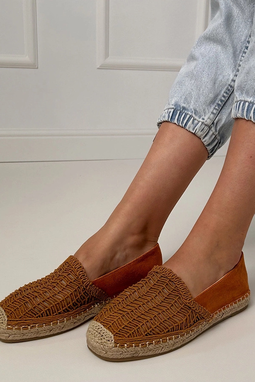 Braune durchbrochene Espadrilles auf...