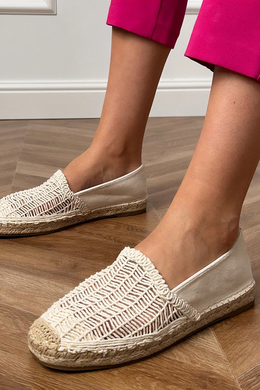 Zandkleurige gehaakte espadrilles op...