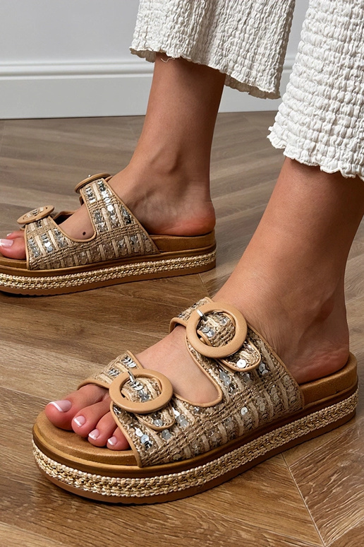 Zandkleurige gevlochten slippers met... Zandkleurige gevlochten slippers met...