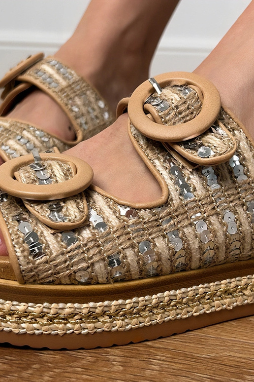 Zandkleurige gevlochten slippers met... Zandkleurige gevlochten slippers met...