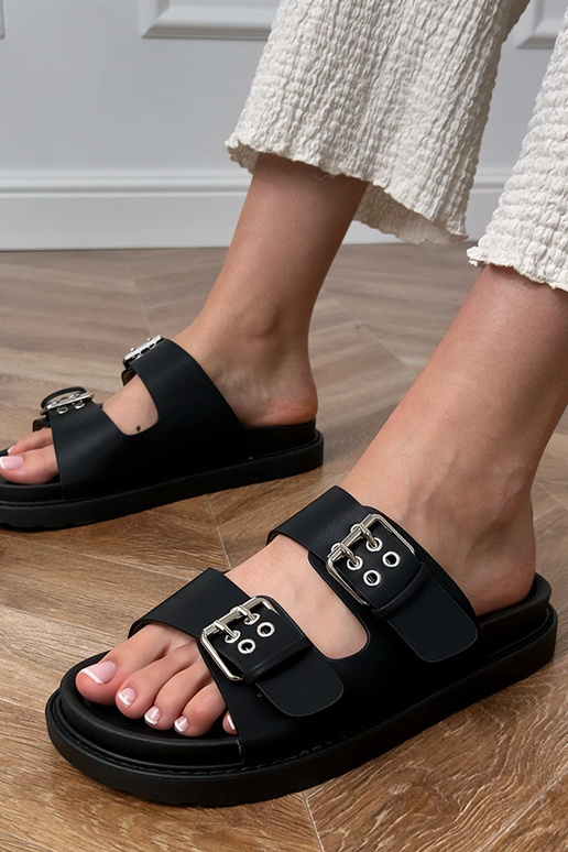 Chaussons noirs avec boucles sur les...