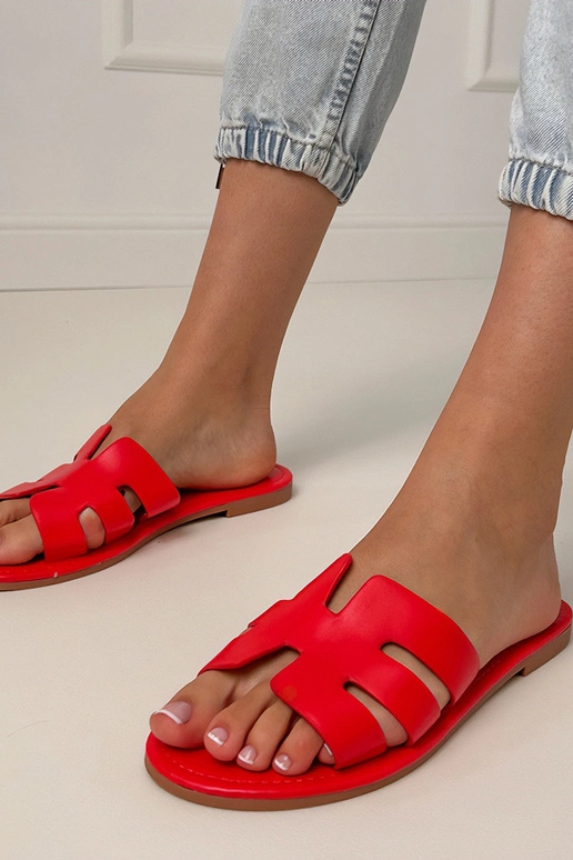 Rode slippers versierd met... Rode slippers versierd met...