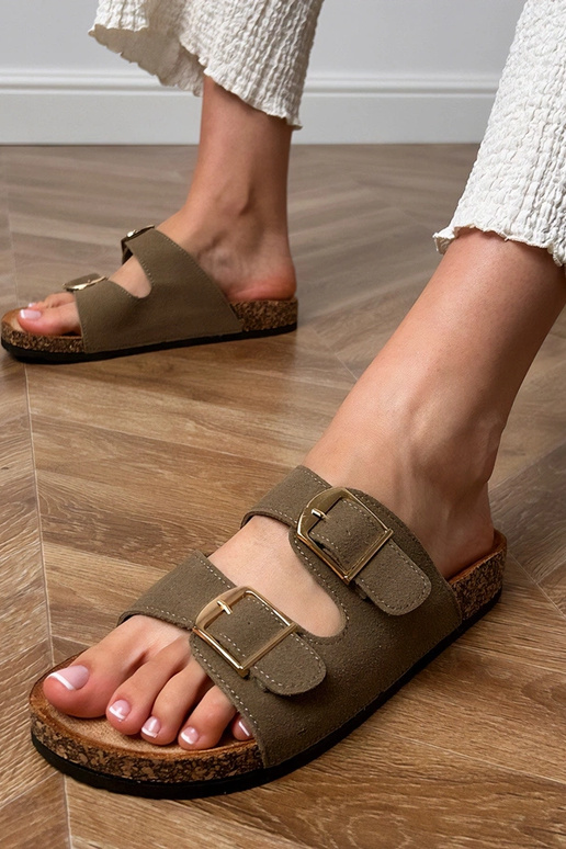 Groene slippers met gespen op kurken... Groene slippers met gespen op kurken...