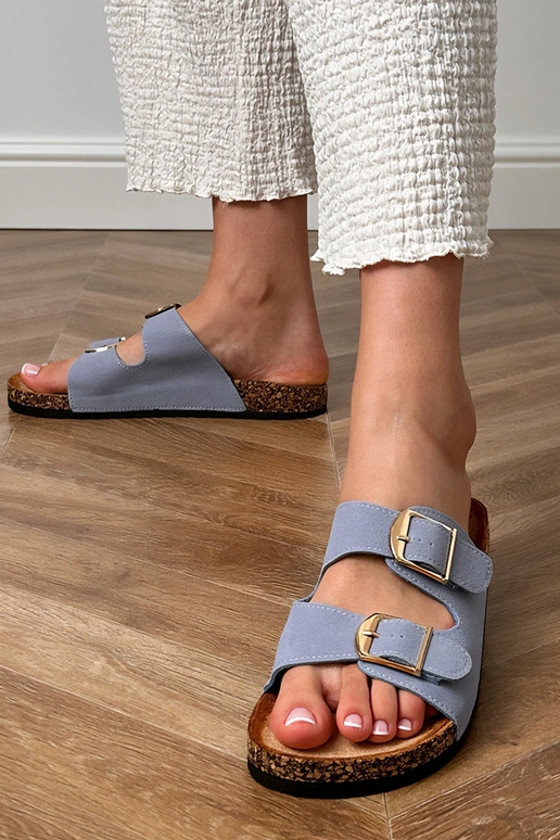 Blaue Hausschuhe mit Schnallen auf... Blaue Hausschuhe mit Schnallen auf...