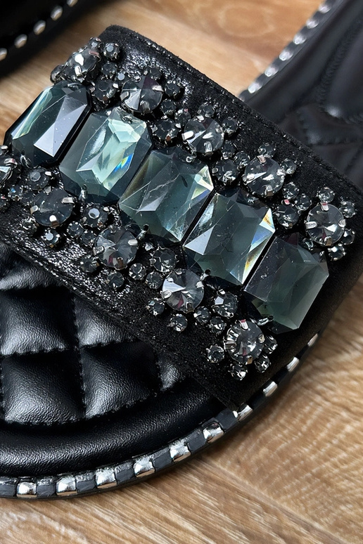 Chaussons noirs décorés de cristaux... Chaussons noirs décorés de cristaux...