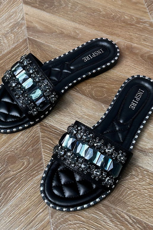 Zwarte slippers versierd met... Zwarte slippers versierd met...