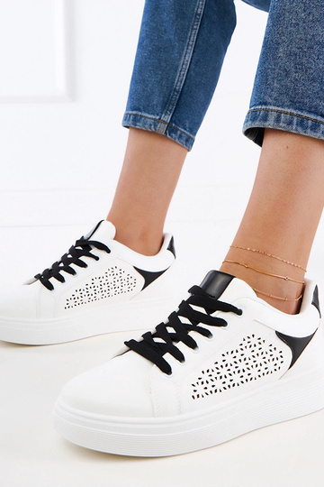 Baskets blanches avec des détails noirs sur la plateforme Remmi