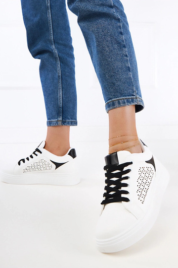 Baskets blanches avec des détails noirs sur la plateforme Remmi 2