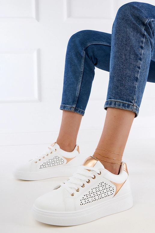 Witte sneakers met gouden details op... Witte sneakers met gouden details op...