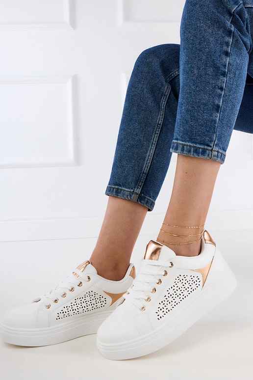 Witte sneakers met gouden details op... Witte sneakers met gouden details op...