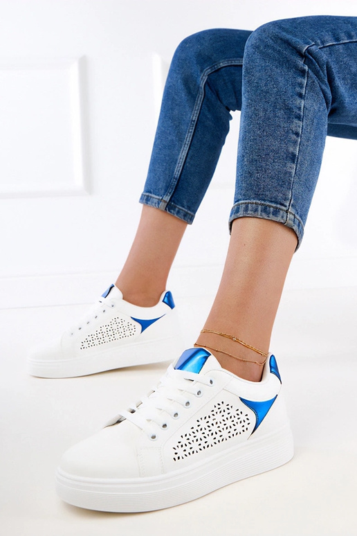 Weiße Sneakers mit blauen Details auf...