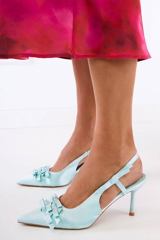 Grüne Sandalen auf hohen Absätzen mit...