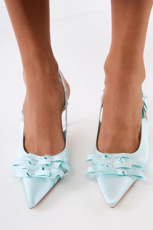 Grüne Sandalen auf hohen Absätzen mit...