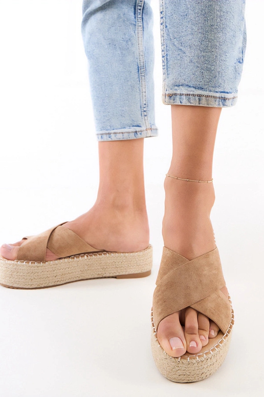 Braune Espadrilles mit Riemen auf der... Braune Espadrilles mit Riemen auf der...