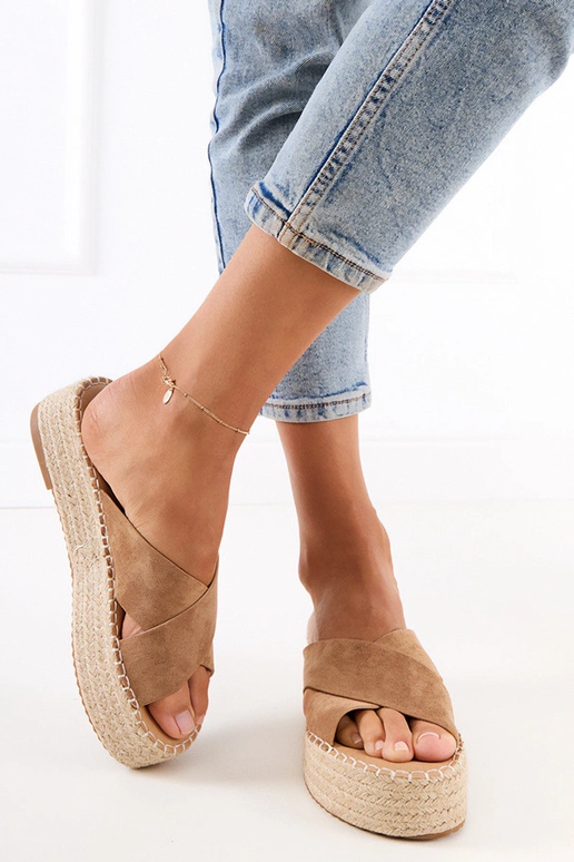 Braune Espadrilles mit Riemen auf der... Braune Espadrilles mit Riemen auf der...