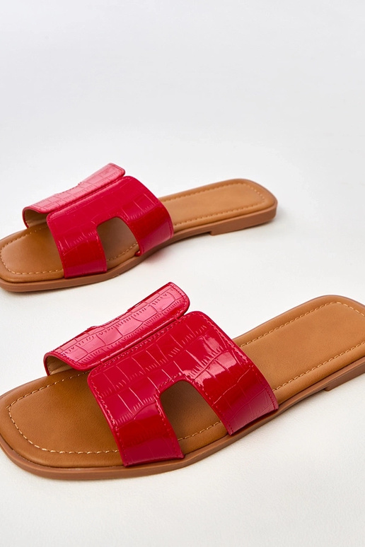 Rote Slipper mit flachem Fußbett und...