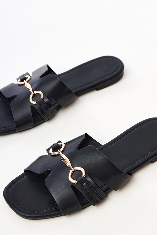 Chaussons noirs avec un ornement doré...