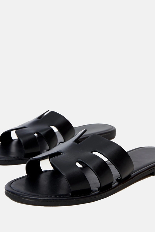 Zwarte slippers versierd met... Zwarte slippers versierd met...