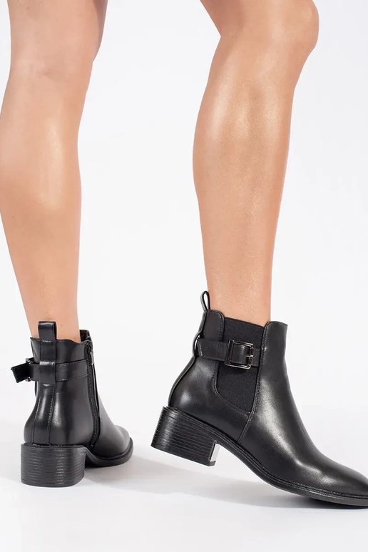 Klassische Modellschuhe in schwarzer... Klassische Modellschuhe in schwarzer...