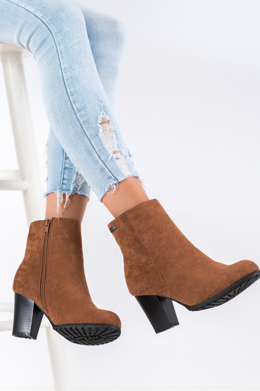 Braune Stiefeletten mit Absatz Braune Stiefeletten mit Absatz