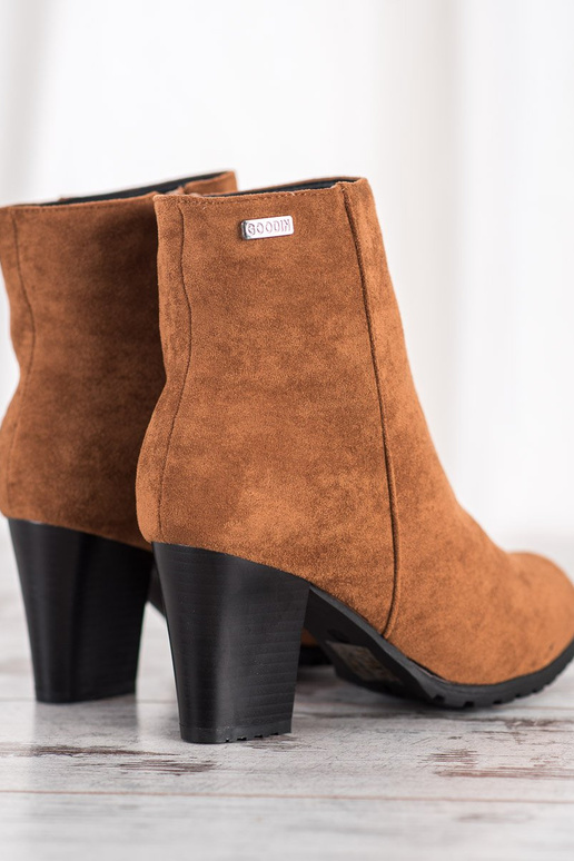 Braune Stiefeletten mit Absatz Braune Stiefeletten mit Absatz