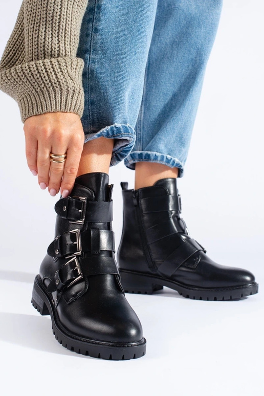 bottes noires chauffées avec boucles