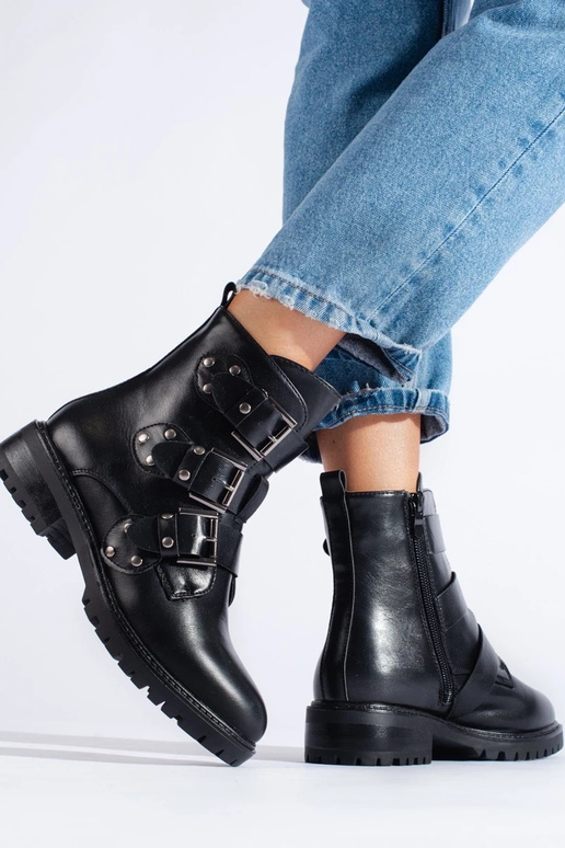 bottes noires chauffées avec boucles