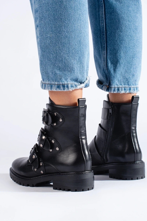 bottes noires chauffées avec boucles