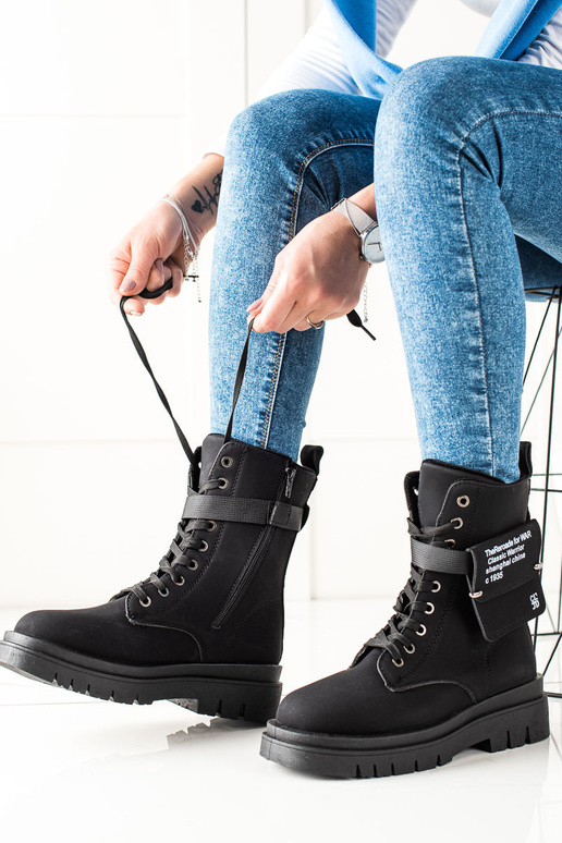 bottes noires avec une poche