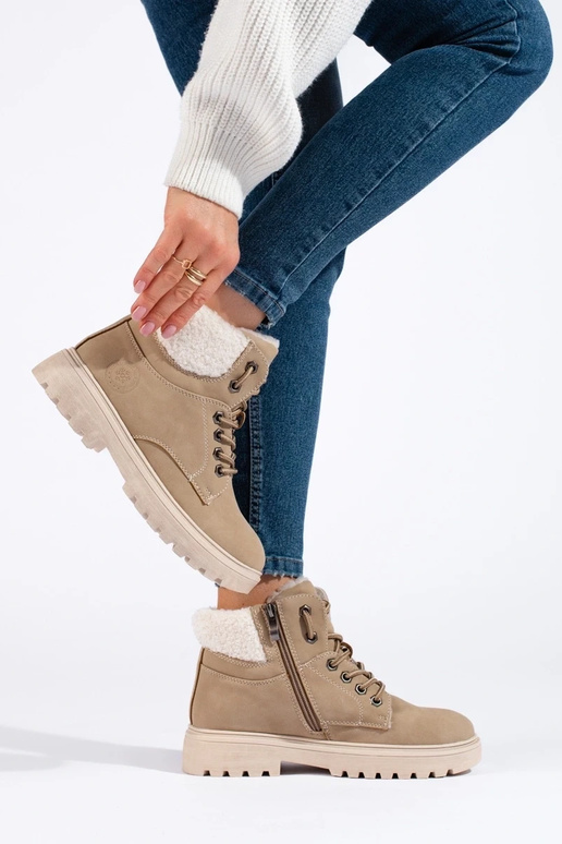 Sandfarbene Stiefel aus Kunstleder Sandfarbene Stiefel aus Kunstleder