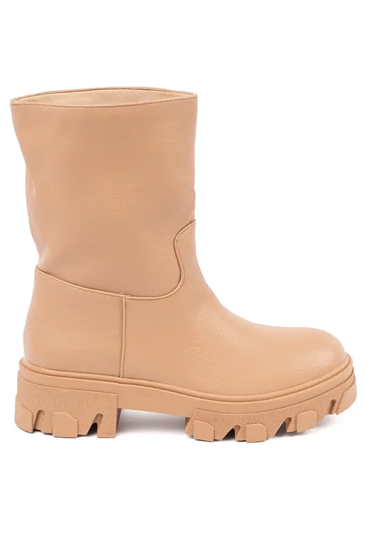 Des bottes camel au design robuste Des bottes camel au design robuste
