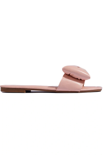roze pantoffels met een...