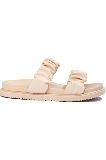 Beige pantoffels met gespen