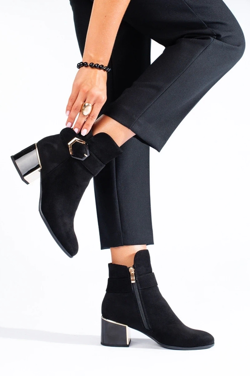 Eleganter Damenschuh mit niedrigem... Eleganter Damenschuh mit niedrigem...