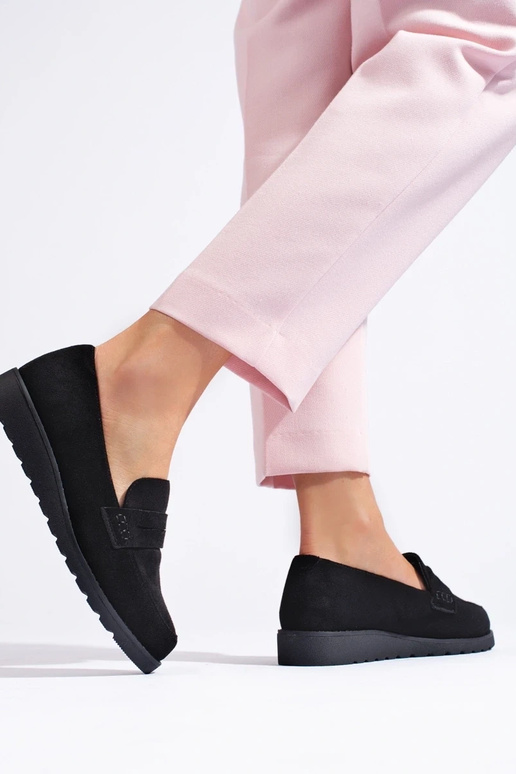 Bottines en daim noir d'un modèle...