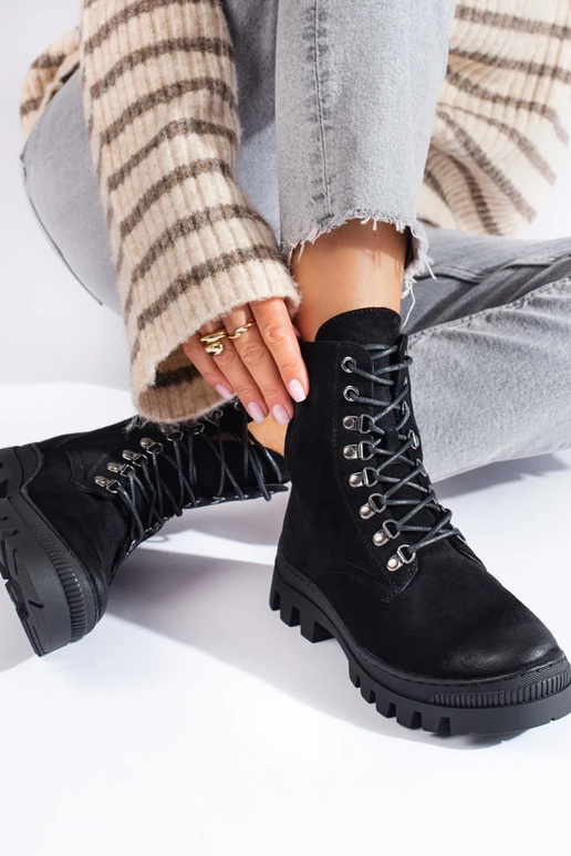 Damenstiefel aus schwarzem Wildleder...