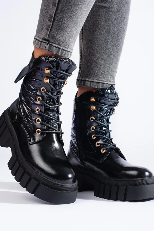 Dameslaarzen op dikke zool in de... Dameslaarzen op dikke zool in de...